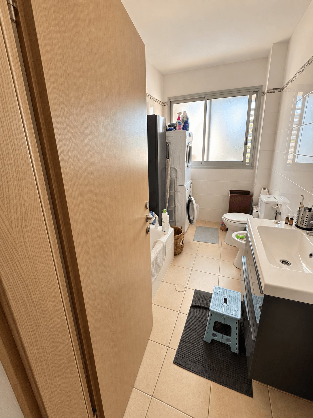 Family bathroom: enhanced existing photograph, preserving the current layout and furnishings
